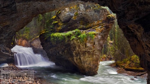 JohnstonCanyon_EN-US13753864901_1920x1080.jpg