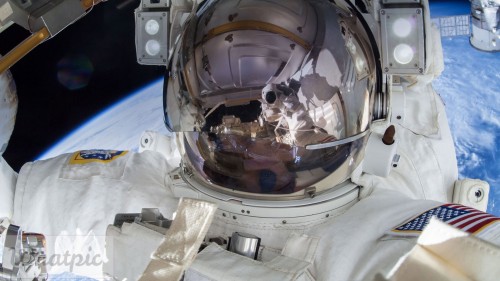 SpacewalkSelfie_EN-US10118363891_1920x1080.jpg